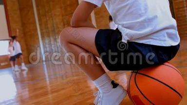 白人女生在学校篮球场上打篮球